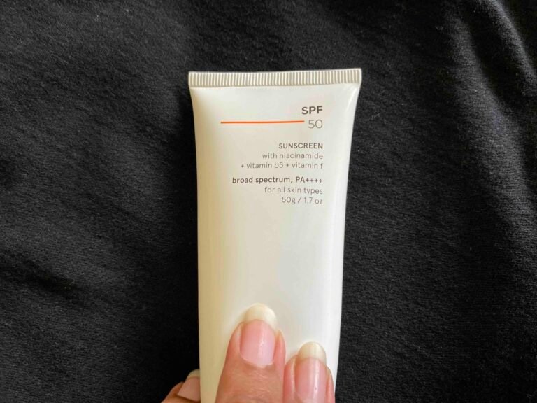 Minimalist Sunscreen SPF 50 Review – Good, Bad, Price, & FAQs